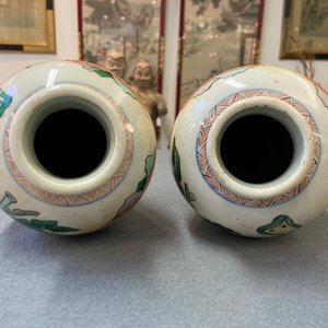 Une paire de vases de forme 'meiping' en porcelaine de Chine wucai, 19ème — photo 9