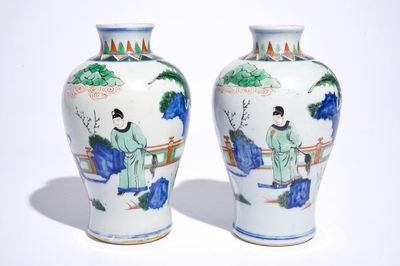 Une paire de vases de forme meiping en porcelaine de Chine wucai, époque Transition, Shunzhi