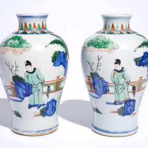 Une paire de vases de forme meiping en porcelaine de Chine wucai, époque Transition, Shunzhi — photo 1