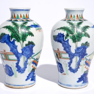 Une paire de vases de forme meiping en porcelaine de Chine wucai, époque Transition, Shunzhi — photo 2