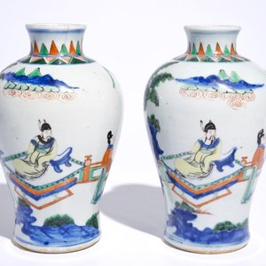 Une paire de vases de forme meiping en porcelaine de Chine wucai, époque Transition, Shunzhi — photo 3