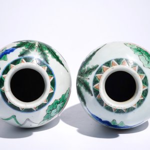 Une paire de vases de forme meiping en porcelaine de Chine wucai, époque Transition, Shunzhi — photo 5