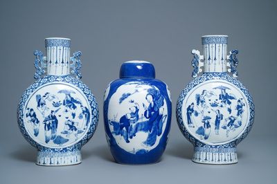 Une paire de vases de forme 'moonflask' et un pot couvert en porcelaine de Chine en bleu et blanc, 19ème