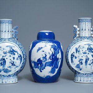 Une paire de vases de forme 'moonflask' et un pot couvert en porcelaine de Chine en bleu et blanc, 19ème — photo 1