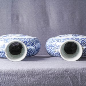 Une paire de vases de forme 'moonflask' et un pot couvert en porcelaine de Chine en bleu et blanc, 19ème — photo 11