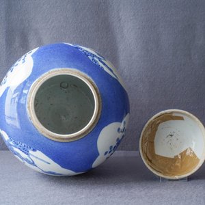 Une paire de vases de forme 'moonflask' et un pot couvert en porcelaine de Chine en bleu et blanc, 19ème — photo 13
