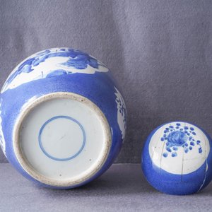 Une paire de vases de forme 'moonflask' et un pot couvert en porcelaine de Chine en bleu et blanc, 19ème — photo 14