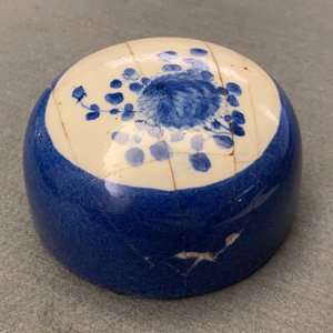 Une paire de vases de forme 'moonflask' et un pot couvert en porcelaine de Chine en bleu et blanc, 19ème — photo 15
