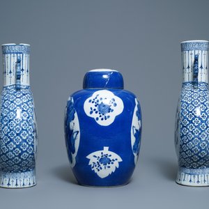 Une paire de vases de forme 'moonflask' et un pot couvert en porcelaine de Chine en bleu et blanc, 19ème — photo 2