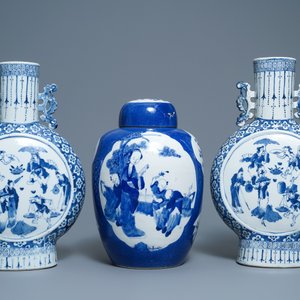 Une paire de vases de forme 'moonflask' et un pot couvert en porcelaine de Chine en bleu et blanc, 19ème — photo 3