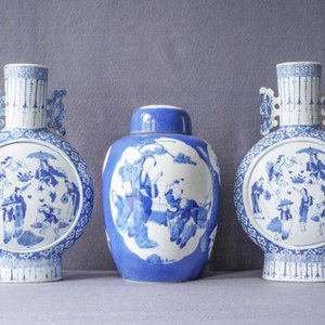 Une paire de vases de forme 'moonflask' et un pot couvert en porcelaine de Chine en bleu et blanc, 19ème — photo 7