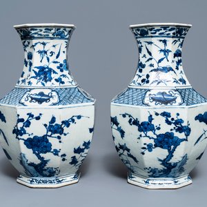 Une paire de vases de forme octagonale en porcelaine de Chine bleu et blanc, 19ème — photo 1