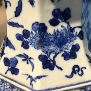Une paire de vases de forme octagonale en porcelaine de Chine bleu et blanc, 19ème — photo 13