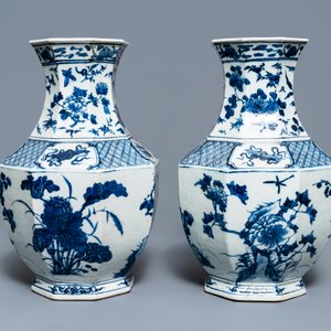 Une paire de vases de forme octagonale en porcelaine de Chine bleu et blanc, 19ème — photo 2