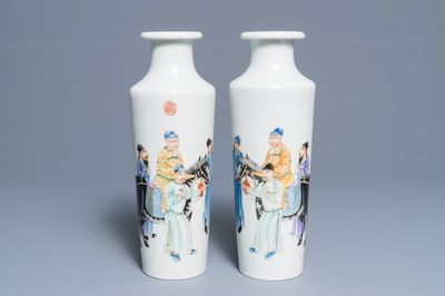 Une paire de vases de forme rouleau à décor de figures et calligraphie, marque de Qianlong, République, 20ème