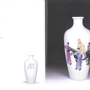 Une paire de vases de forme rouleau à décor de figures et calligraphie, marque de Qianlong, République, 20ème — photo 7