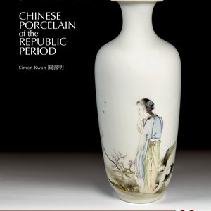Une paire de vases de forme rouleau à décor de figures et calligraphie, marque de Qianlong, République, 20ème — photo 8