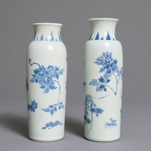 Une paire de vases de forme rouleau du Hatcher cargo en porcelaine de Chine bleu et blanc, époque Transition — photo 1