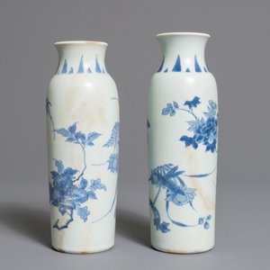 Une paire de vases de forme rouleau du Hatcher cargo en porcelaine de Chine bleu et blanc, époque Transition — photo 3