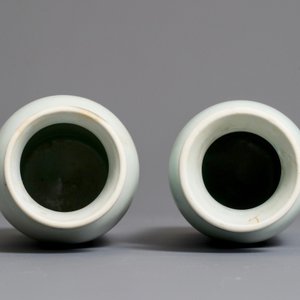 Une paire de vases de forme rouleau du Hatcher cargo en porcelaine de Chine bleu et blanc, époque Transition — photo 6