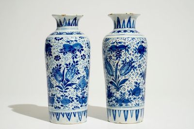 Une paire de vases de forme rouleau en faïence de Delft bleu et blanc aux décors de tulipes, 17/18ème