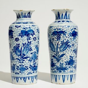 Une paire de vases de forme rouleau en faïence de Delft bleu et blanc aux décors de tulipes, 17/18ème — photo 1