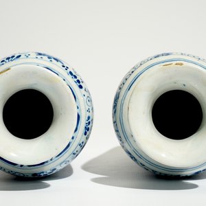 Une paire de vases de forme rouleau en faïence de Delft bleu et blanc aux décors de tulipes, 17/18ème — photo 4