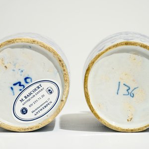 Une paire de vases de forme rouleau en faïence de Delft bleu et blanc aux décors de tulipes, 17/18ème — photo 5