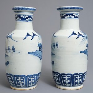 Une paire de vases de forme rouleau en porcelaine de Chine bleu et blanc, 19ème — photo 4