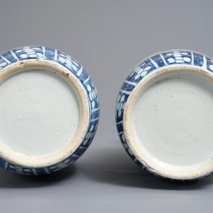 Une paire de vases de forme rouleau en porcelaine de Chine bleu et blanc, 19ème — photo 6