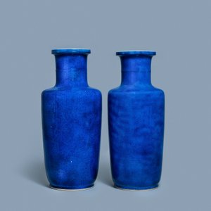 Une paire de vases de forme rouleau en porcelaine de Chine bleu poudré monochrome, Kangxi — photo 3