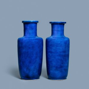 Une paire de vases de forme rouleau en porcelaine de Chine bleu poudré monochrome, Kangxi — photo 4