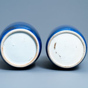 Une paire de vases de forme rouleau en porcelaine de Chine bleu poudré monochrome, Kangxi — photo 6
