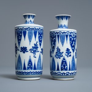 Une paire de vases de forme rouleau en porcelaine de Chine en bleu et blanc, Kangxi — photo 4