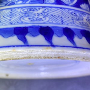 Une paire de vases de forme rouleau en porcelaine de Chine en bleu et blanc, Kangxi — photo 11