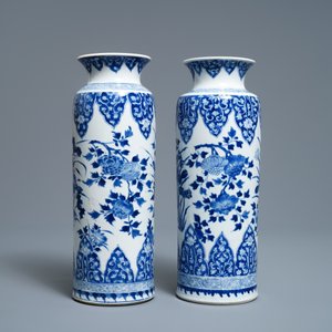Une paire de vases de forme rouleau en porcelaine de Chine en bleu et blanc, Kangxi — photo 2