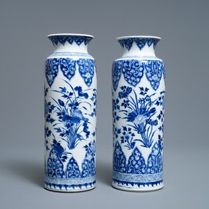 Une paire de vases de forme rouleau en porcelaine de Chine en bleu et blanc, Kangxi — photo 3