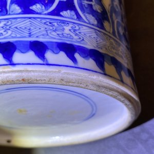 Une paire de vases de forme rouleau en porcelaine de Chine en bleu et blanc, Kangxi — photo 10