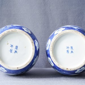 Une paire de vases de forme rouleau en porcelaine de Chine en bleu et blanc, marque de Kangxi, 19ème — photo 13