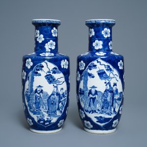 Une paire de vases de forme rouleau en porcelaine de Chine en bleu et blanc, marque de Kangxi, 19ème — photo 2
