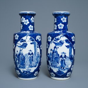 Une paire de vases de forme rouleau en porcelaine de Chine en bleu et blanc, marque de Kangxi, 19ème — photo 4