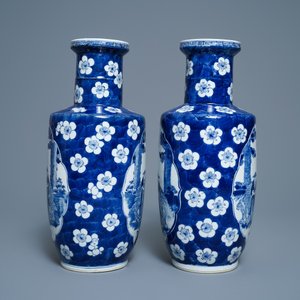 Une paire de vases de forme rouleau en porcelaine de Chine en bleu et blanc, marque de Kangxi, 19ème — photo 5
