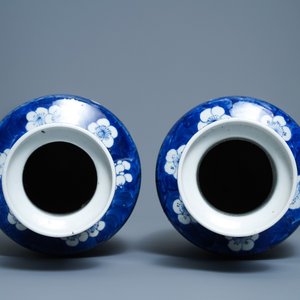 Une paire de vases de forme rouleau en porcelaine de Chine en bleu et blanc, marque de Kangxi, 19ème — photo 6