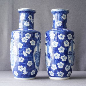 Une paire de vases de forme rouleau en porcelaine de Chine en bleu et blanc, marque de Kangxi, 19ème — photo 9