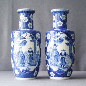 Une paire de vases de forme rouleau en porcelaine de Chine en bleu et blanc, marque de Kangxi, 19ème — photo 10