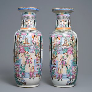 Une paire de vases de forme rouleau en porcelaine de Chine famille rose, 19ème — photo 1