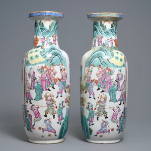 Une paire de vases de forme rouleau en porcelaine de Chine famille rose, 19ème — photo 3