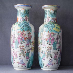 Une paire de vases de forme rouleau en porcelaine de Chine famille rose, 19ème — photo 7