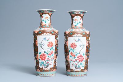 Une paire de vases de forme rouleau en porcelaine de Chine famille rose, 19ème