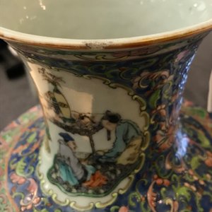 Une paire de vases de forme rouleau en porcelaine de Chine famille rose, 19ème — photo 7
